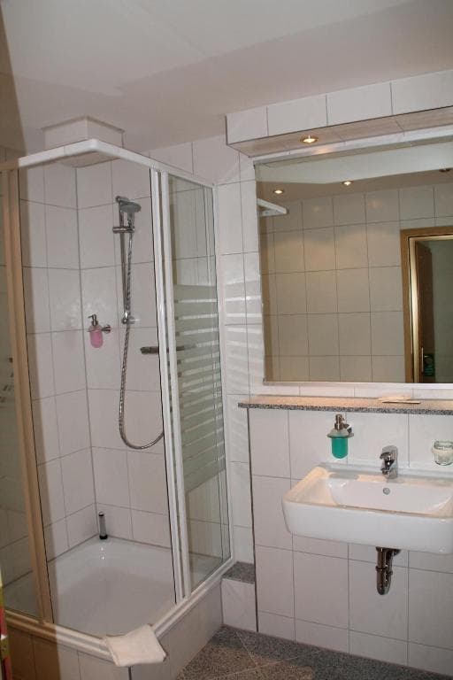 En-suite bathroom with shower