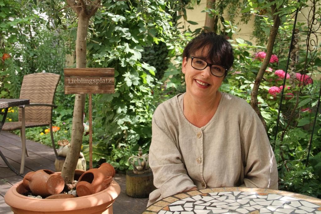 Garden terrace Lieblingsplatz in full summer bloom
